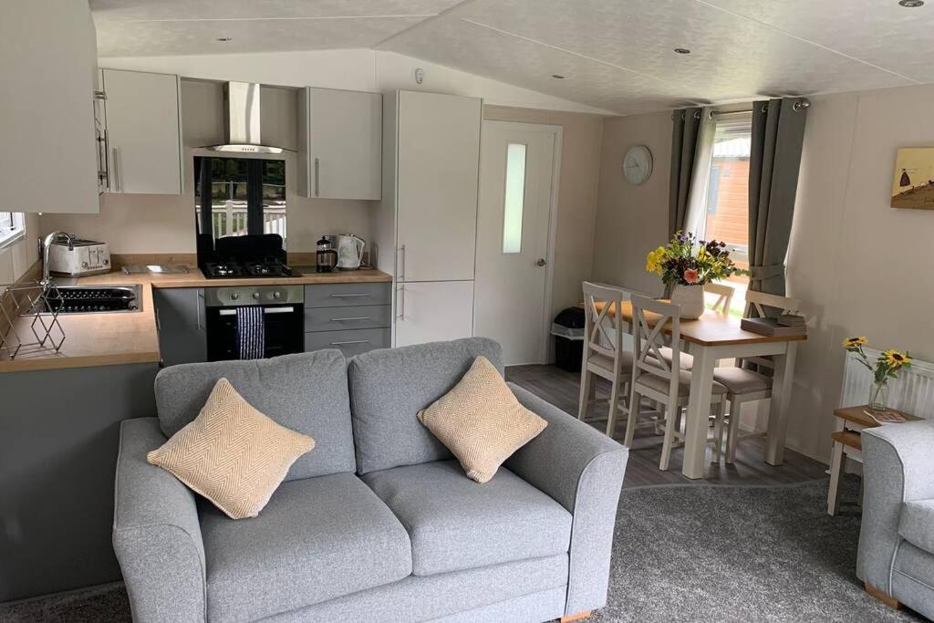 Nightingale Lodge With Hot Tub Barmby on the Moor Eksteriør billede