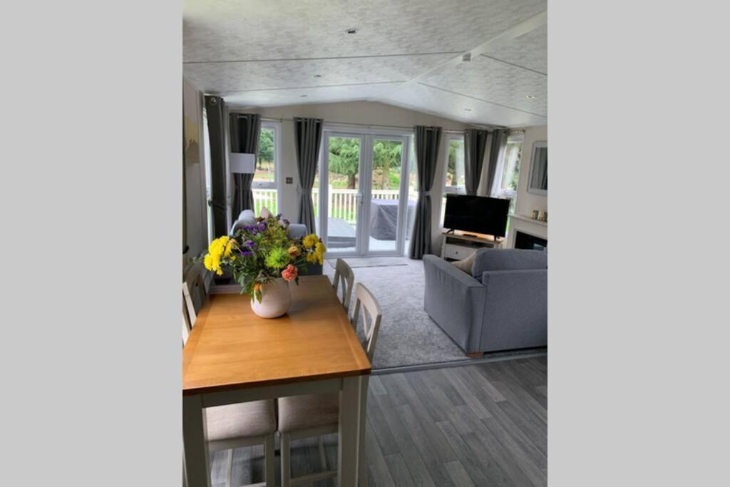 Nightingale Lodge With Hot Tub Barmby on the Moor Eksteriør billede